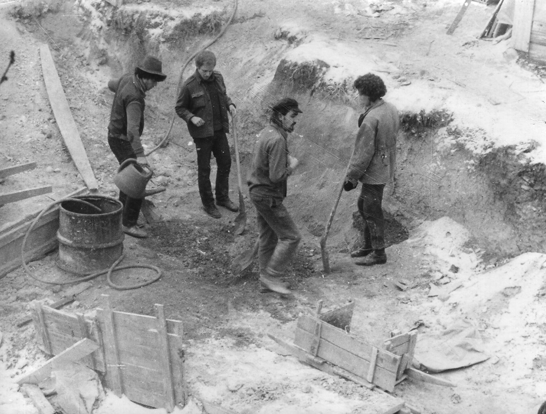 Members of Orfeo during the building of his commune in Pilisborosjenő