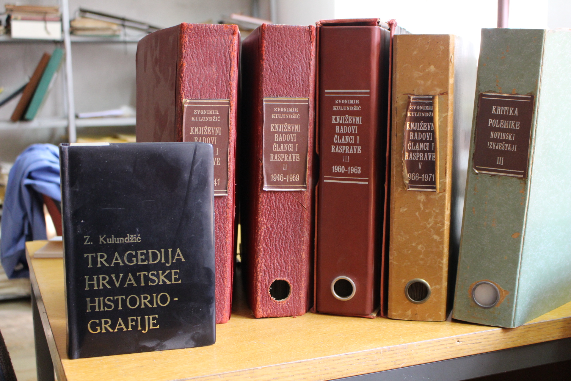Folders with Zvonimir Kulundžić’s published papers and his book The Tragedy of Croatian Historiography at the State Archives in Osijek (2017-03-15).     