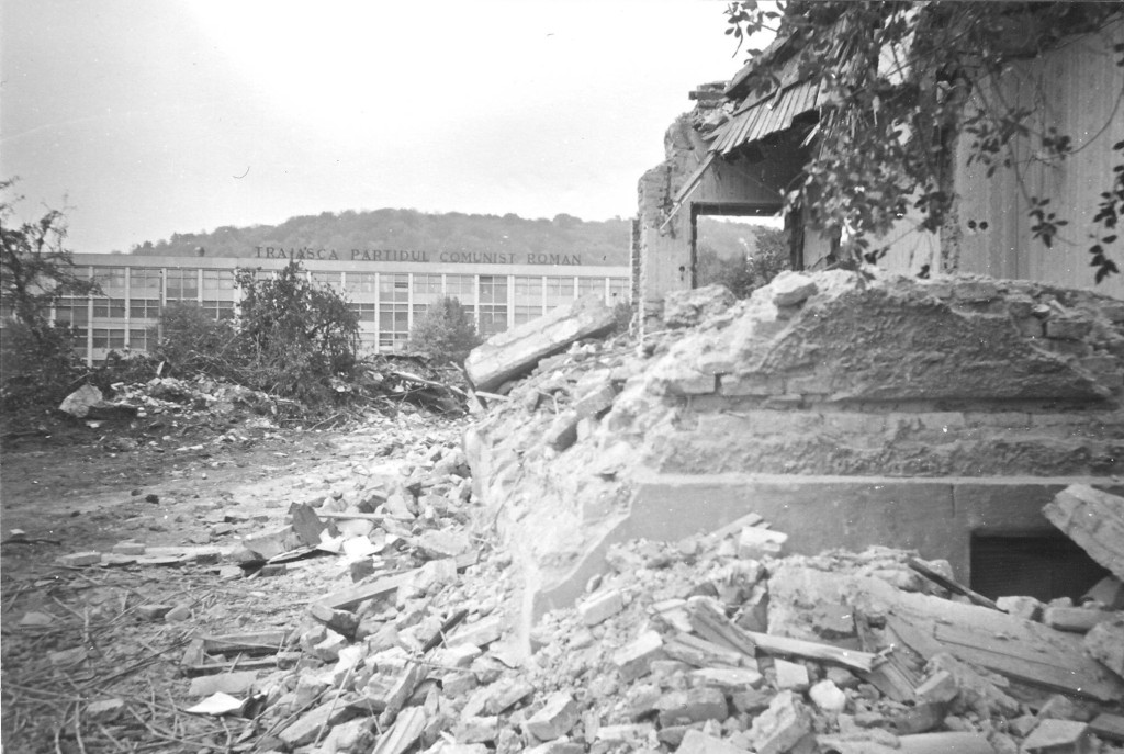 Private buildings under demolition in Braşov’s so-called Civic Centre during the late 1980s