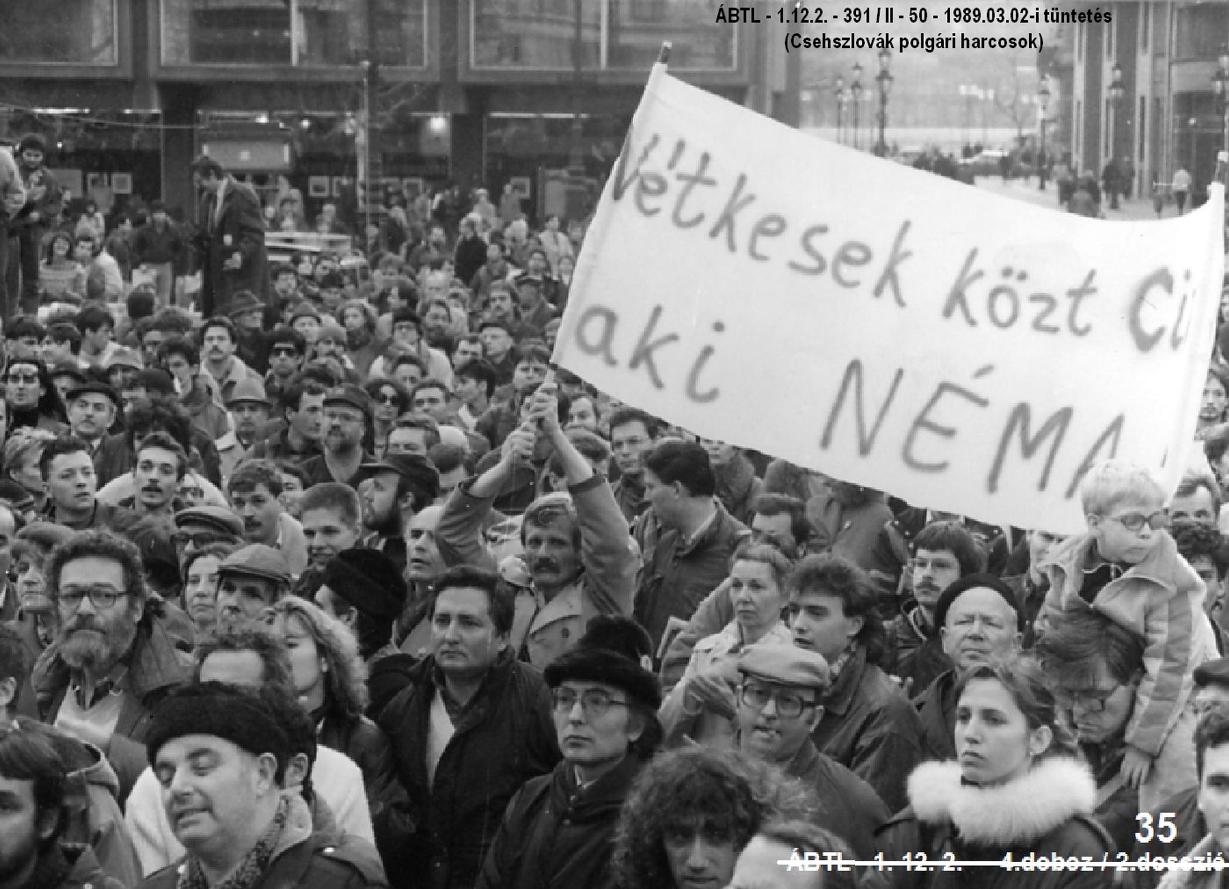 State security photo about the „Protest against the persistent imprisonment of civil activists” (2. March 1989.)