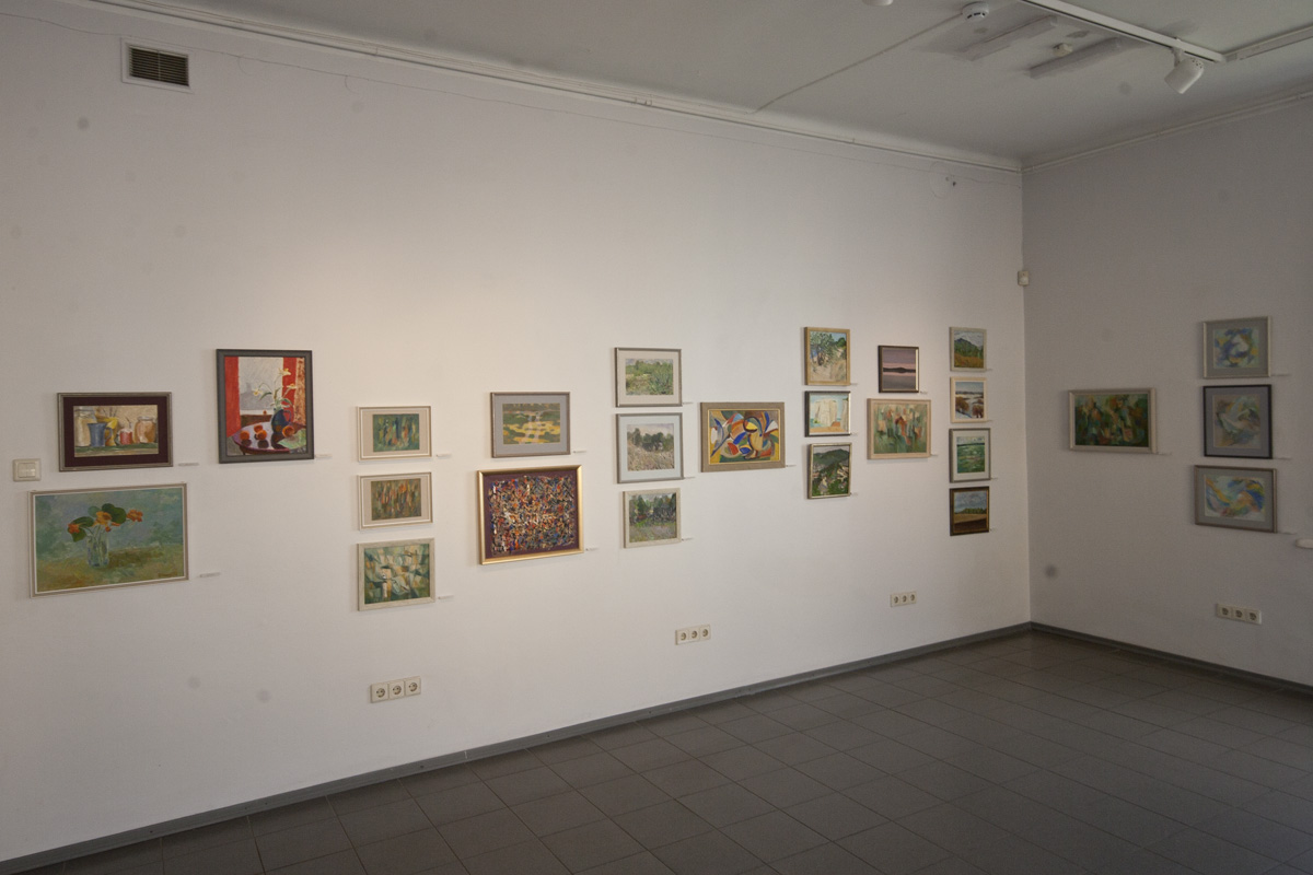 A view of one of the walls from the exhibition. A painting by Kaja Kärner, that is part of the Heldur Viires' collection, is in the fourth row from the right side. 