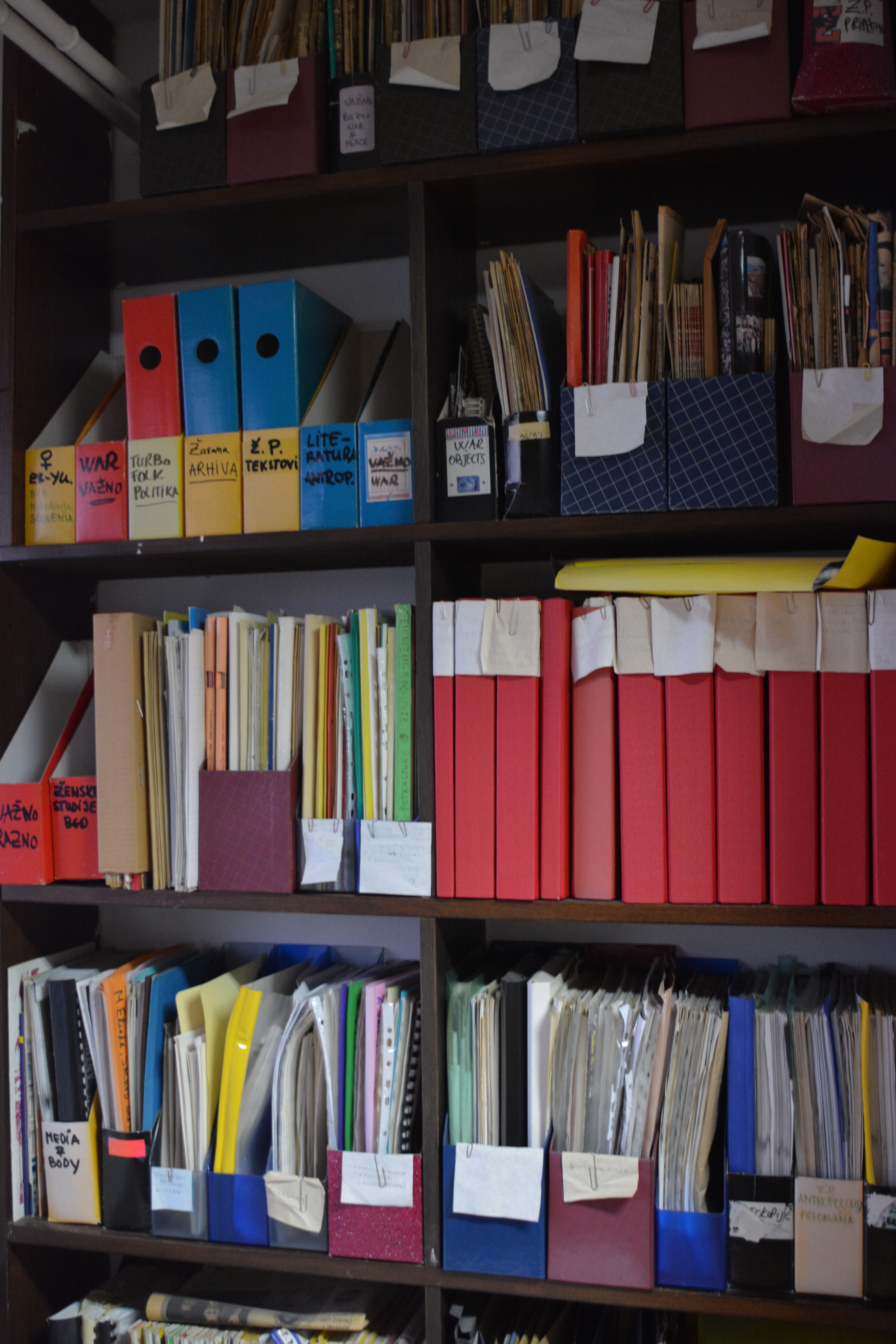 Folders of teaching material and manuscripts in the Žarana Papić collection.