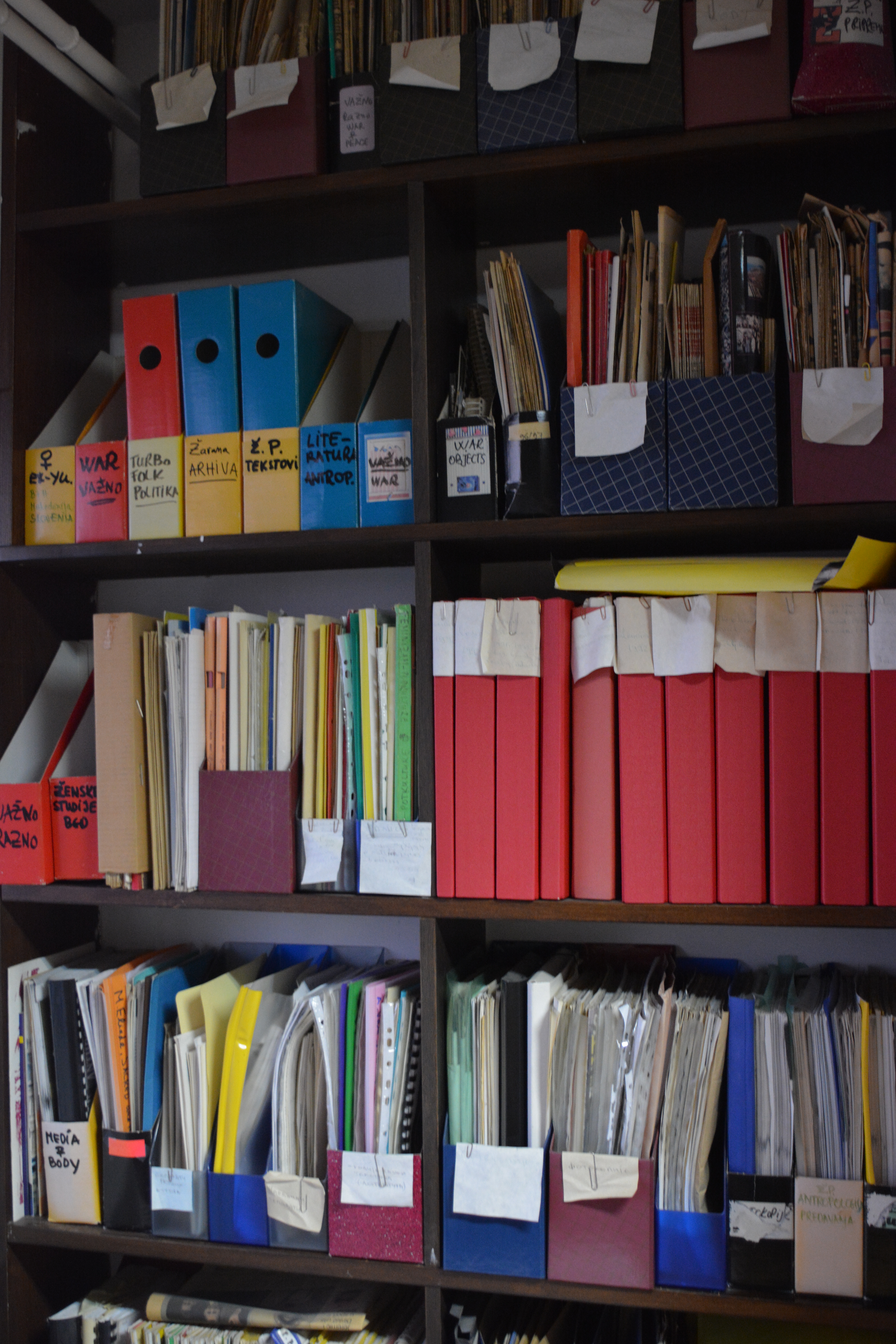 Folders of teaching material and manuscripts in the Žarana Papić collection.