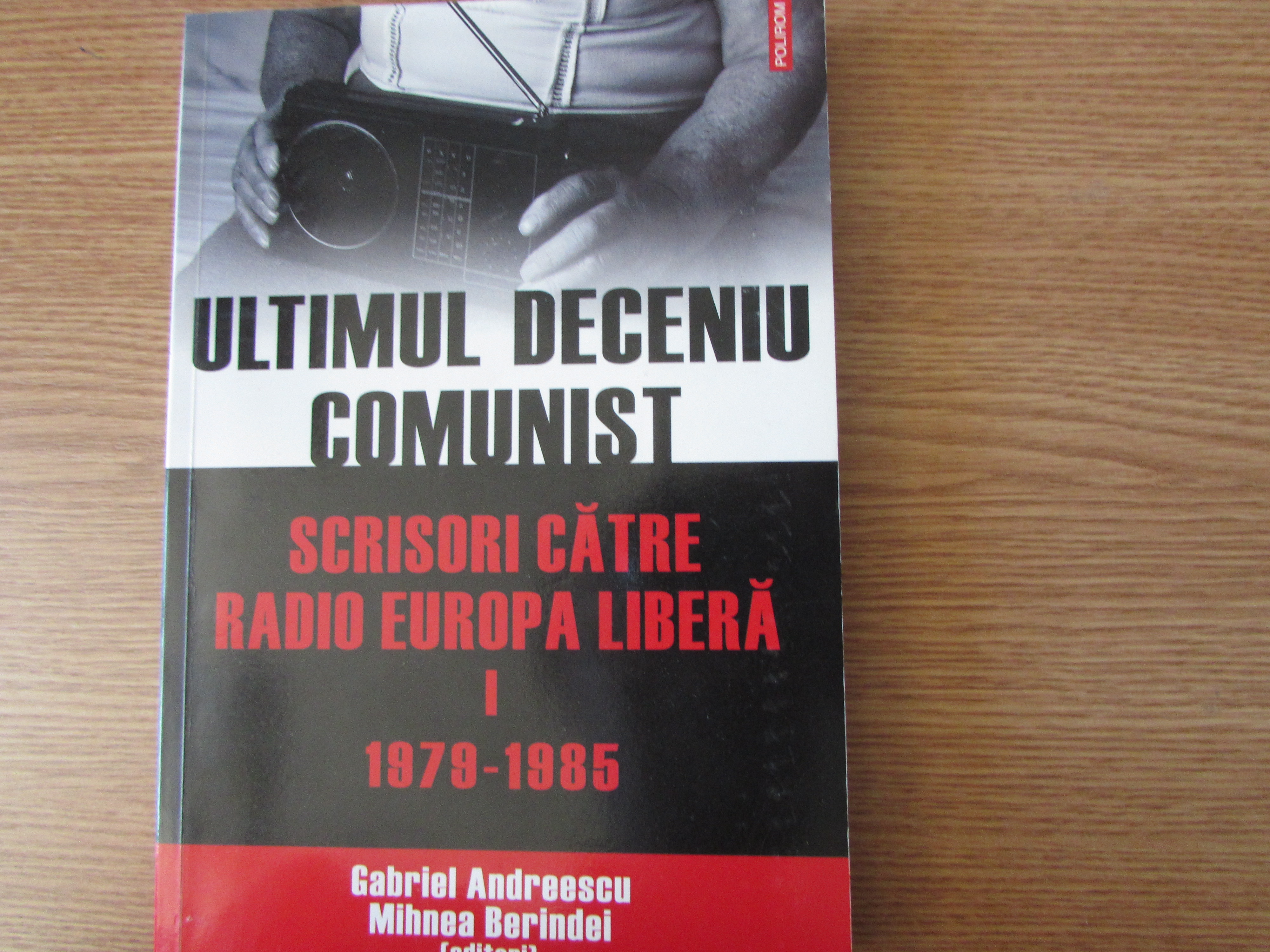 Cover of the first volume of the collection Ultimul deceniu comunist: Scrisori către Radio Europa Liberă (The last communist decade: Letters to Radio Free Europe), edited by Gabriel Andreescu and Mihnea Berindei (Iași: Polirom, 2010)