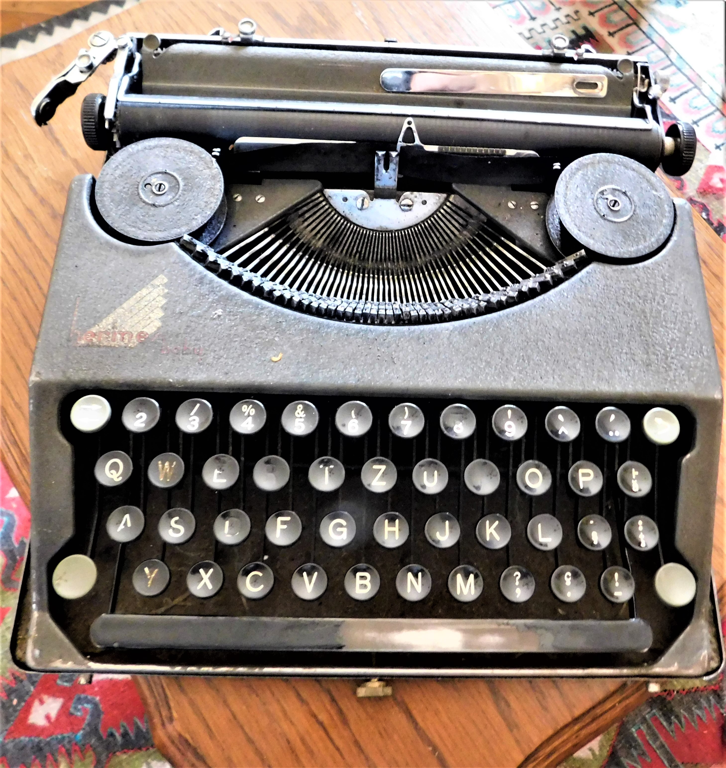 Mașina de scris elvețiană Hermes Baby a lui Alexandru Călinescu