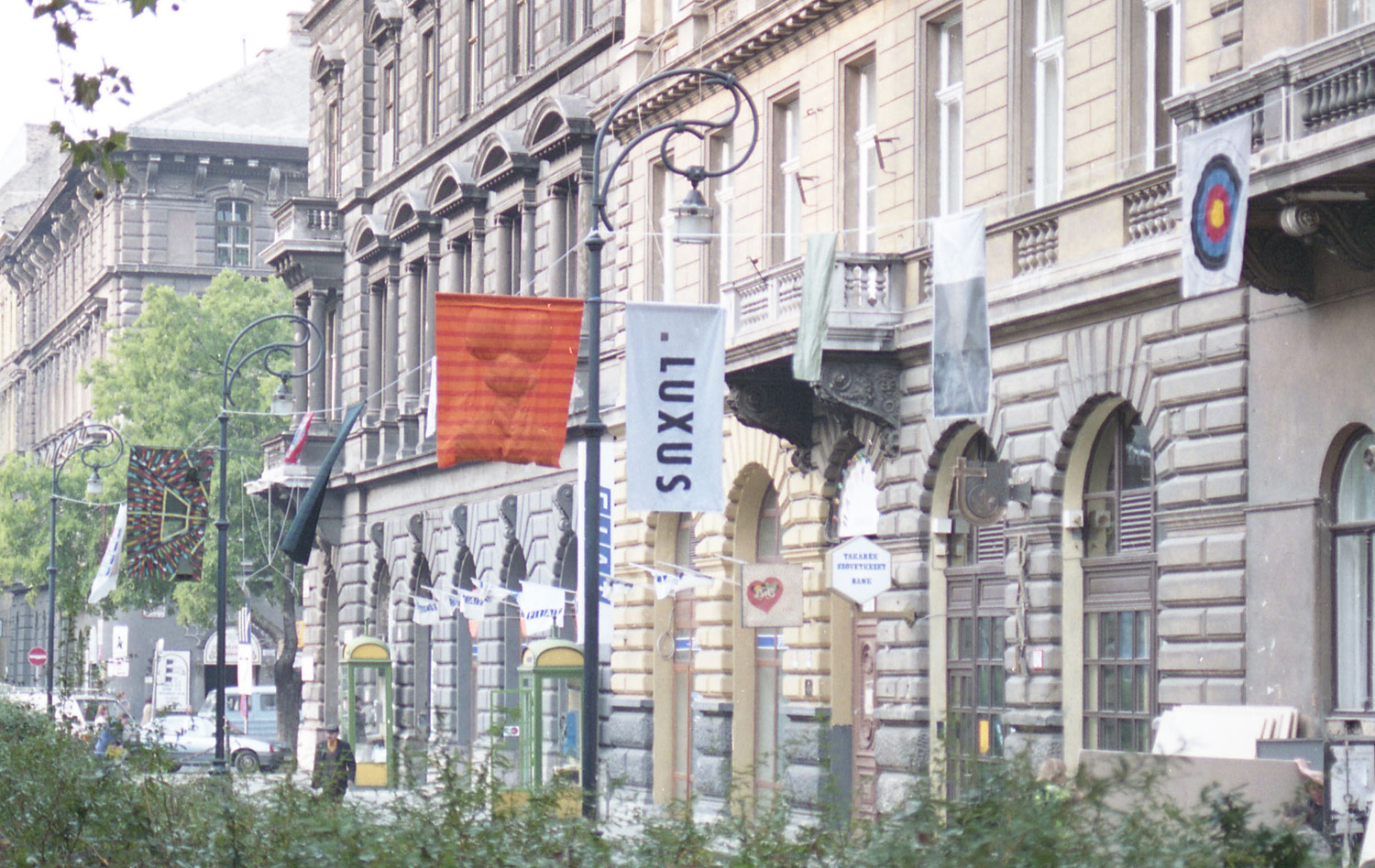 Fluxus zászlók a Liszt Ferenc téren, Budapesti Őszi Fesztivál, 1992