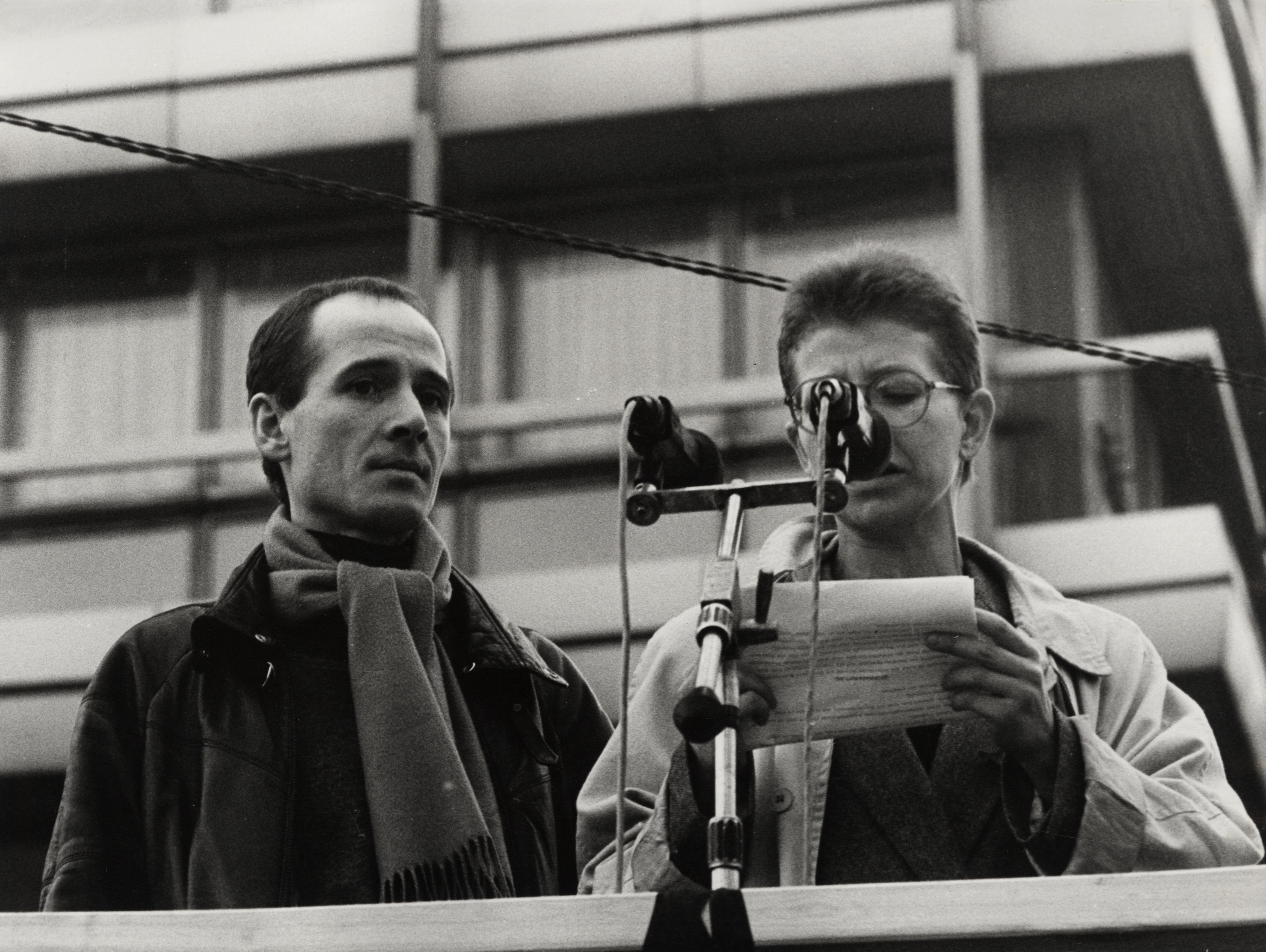 Ulrich Mühe (links) und Johanna Schall auf der Großdemonstration der Opposition – initiiert von Theaterleuten – am 4.11.1989 in Ost-Berlin.