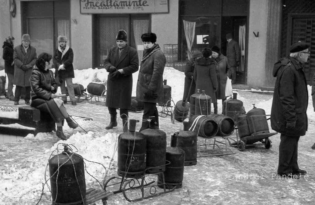 Viață socială la o coadă, fotografie de Andrei Pandele