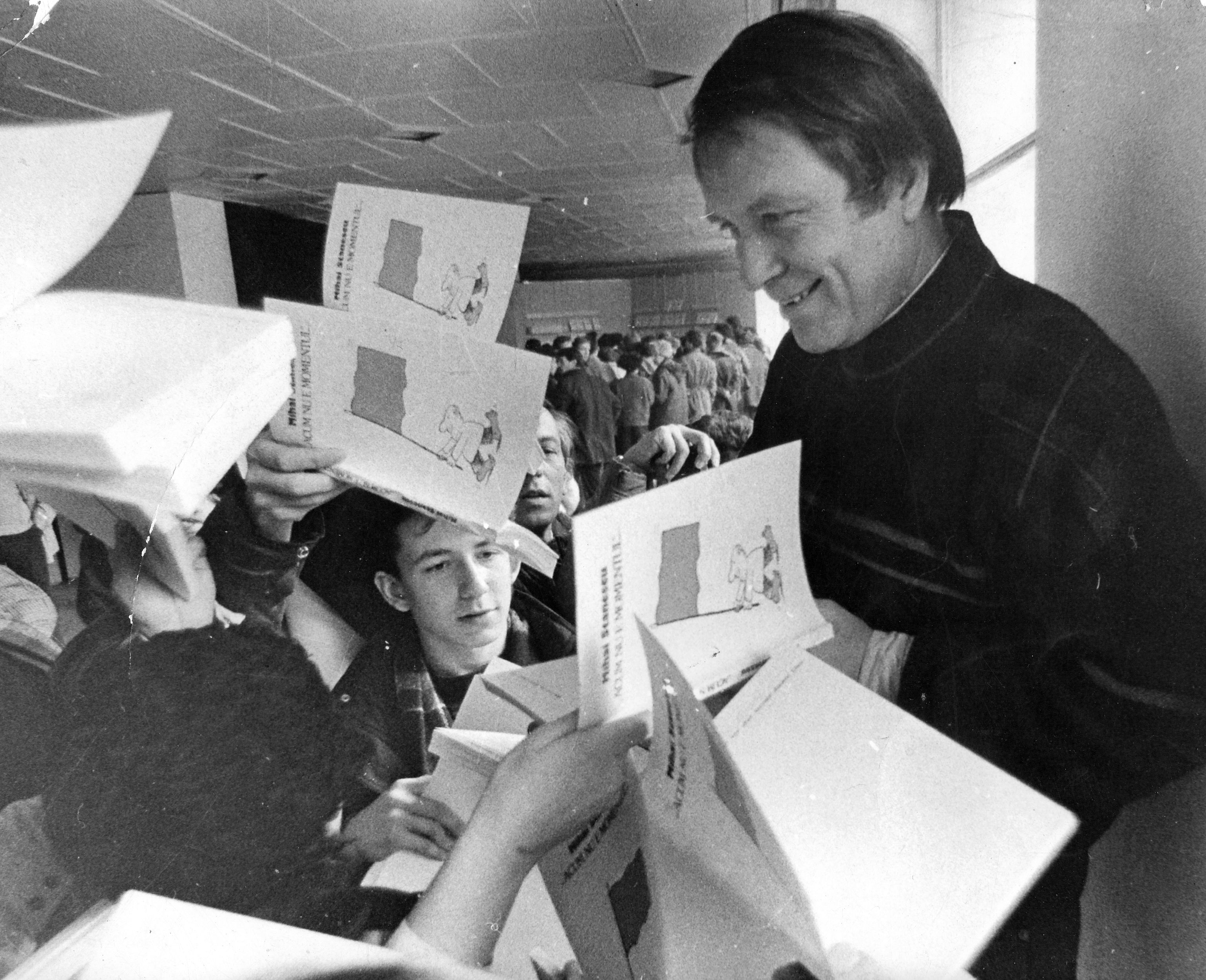 Mihai Stănescu at the opening of the exhibition 'Acum nu e momentul' (Now is not the time), Bucharest, February 1990