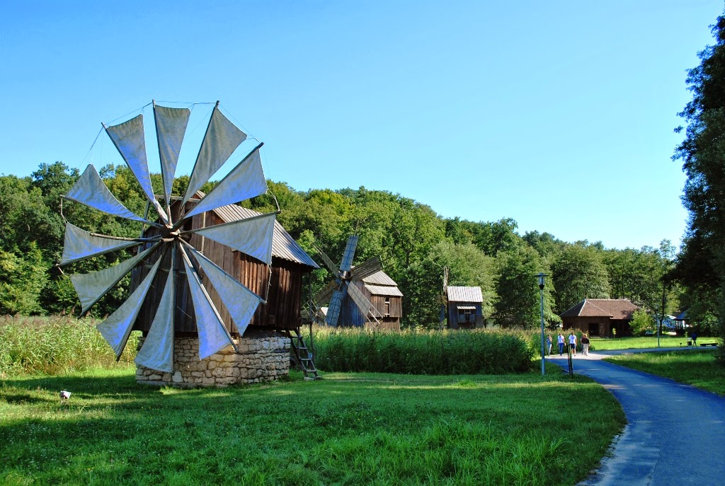 Mori de vânt din Dobrogea în cadrul expoziţiei permanente în aer liber de la Muzeul ASTRA