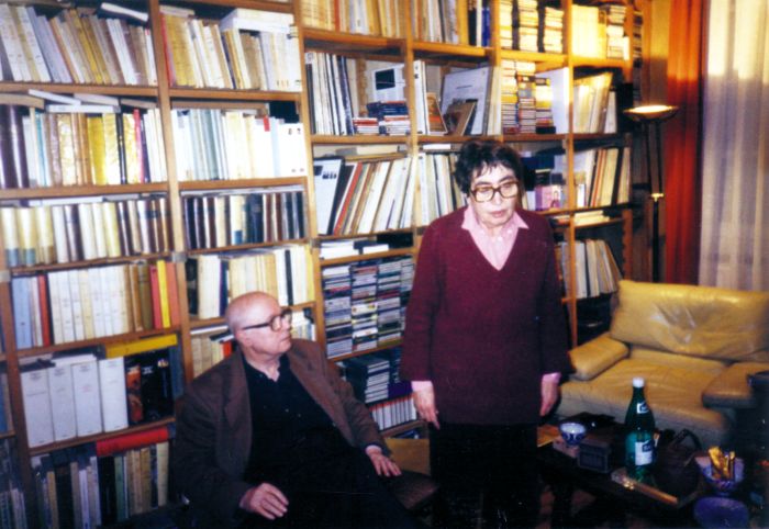 Monica Lovinescu şi Virgil Ierunca în mijlocul colecţiei lor în anii 1990