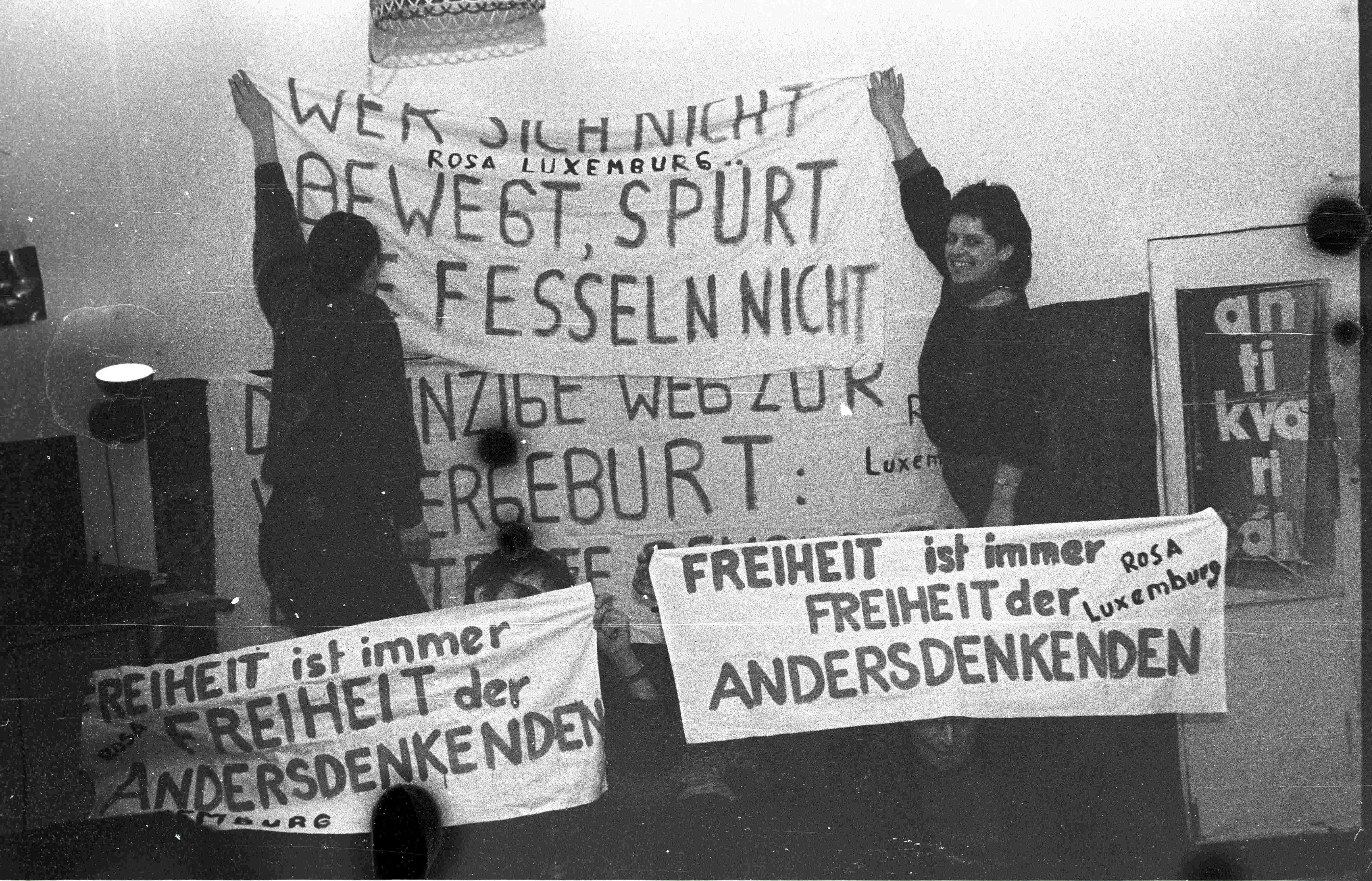 On 17th January 1988, around the periphery of the traditional march commemorating Rosa Luxemburg and Karl Liebknecht, which had long since become a ritual, a group of protestors unfurled a banner with the famous words of Luxemburg “Freedom is always and exclusively freedom for the ones who think differently.” They, along with many other protestors were arrested at the end of the demonstration, with some being forcibly extradited from the GDR against their will. This measure and its consequences are a key element in the prehistory of the “Wende” of 1989. Owing to the lack of publicity, little was known about the events or the protests and solidarity demonstrations which followed it. As a result, the so-called “Telephone Contact group” was created in Berlin. Similar to an autonomous investigation committee, the group gathered information on the reactions (and mood) in the country. The notes which have been preserved here pinpoint where and when demonstrations and other acts of solidarity with the “Luxemburg-Liebknecht demonstrators” could be found.