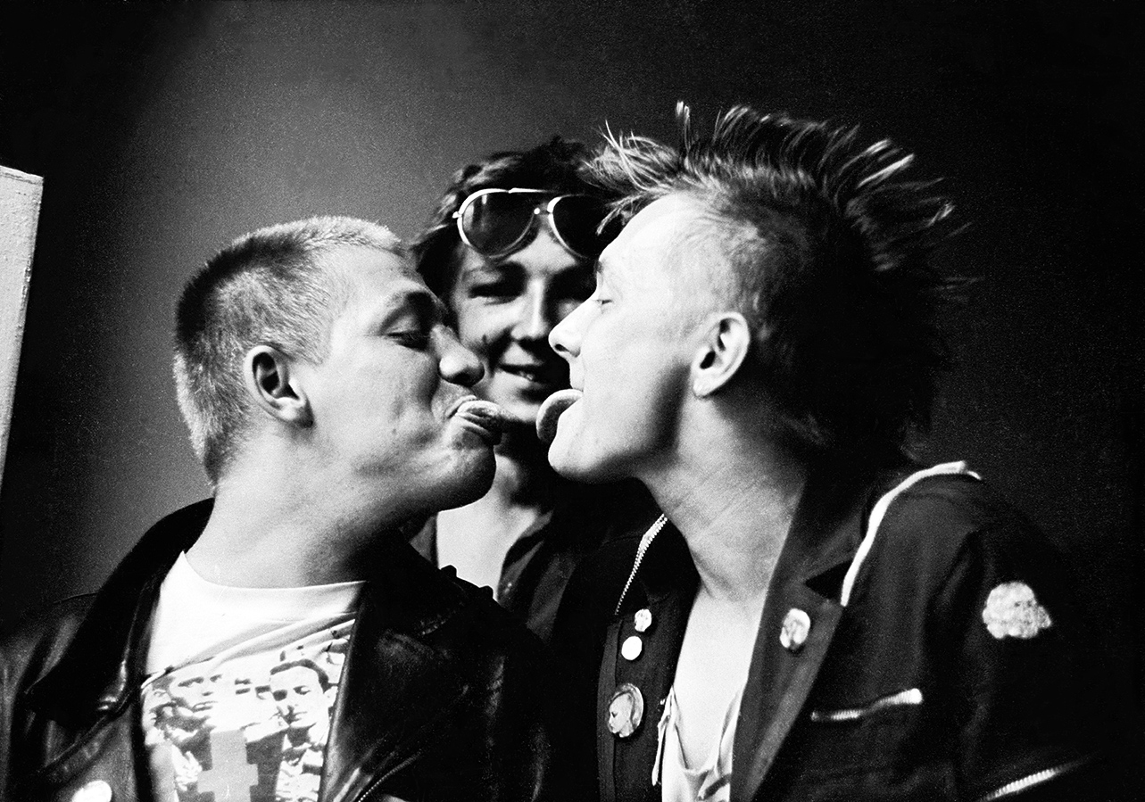 'Zygzak', Daniel i 'Siwy' - członkowie warszawskiego ruchu punkowego początku lat osiemdziesiątych. Fotografia autorstwa Anny Dąbrowskiej-Lyons pochodzi z albumu 'Polski punk 1978-1982'.