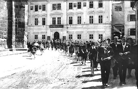 Liceul Honterus din Braşov, 1954. Înainte de naţionalizarea sa în 1948, Liceul Honterus a fost o şcoală confesională finanţată şi administrată de Biserica Evaneghelică C.A. din România