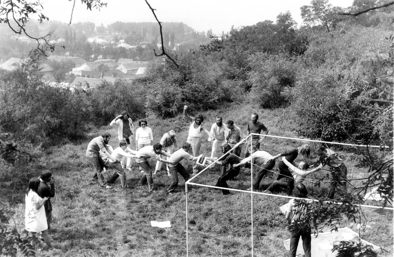 'Tug of War' action organized by László Beke with the participation of Czech, Slovak and Hungarian artists (Chapel Studio, Balatonboglár, 1972) / Cseh, szlovák és magyar művészek 'Kötélhúzás' akciója Beke László szervezésében (Kápolnaműterem, Balatonboglár, 1972)