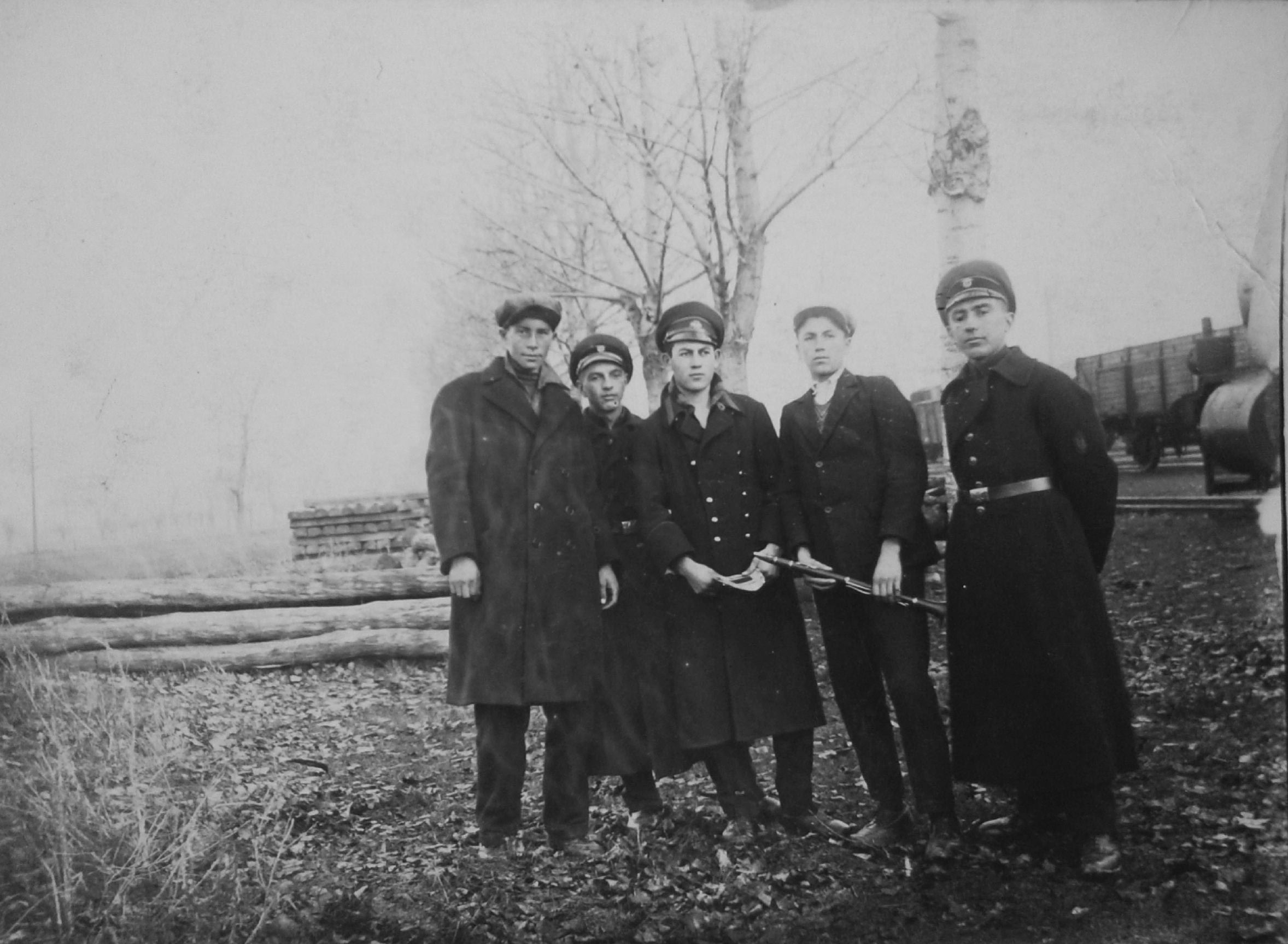 Снимка на Димитър Василев Стоянов (в средата) със съученици от Държавното железопътно училище, София, 1926 г. 