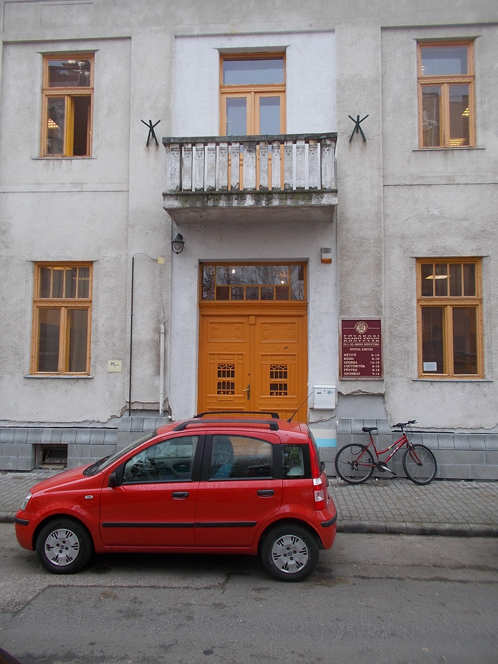 The branch library of the Metropolitan Ervin Szabó Library/Fővárosi Szabó Ervin Könyvtár, FSZEK in Újpest