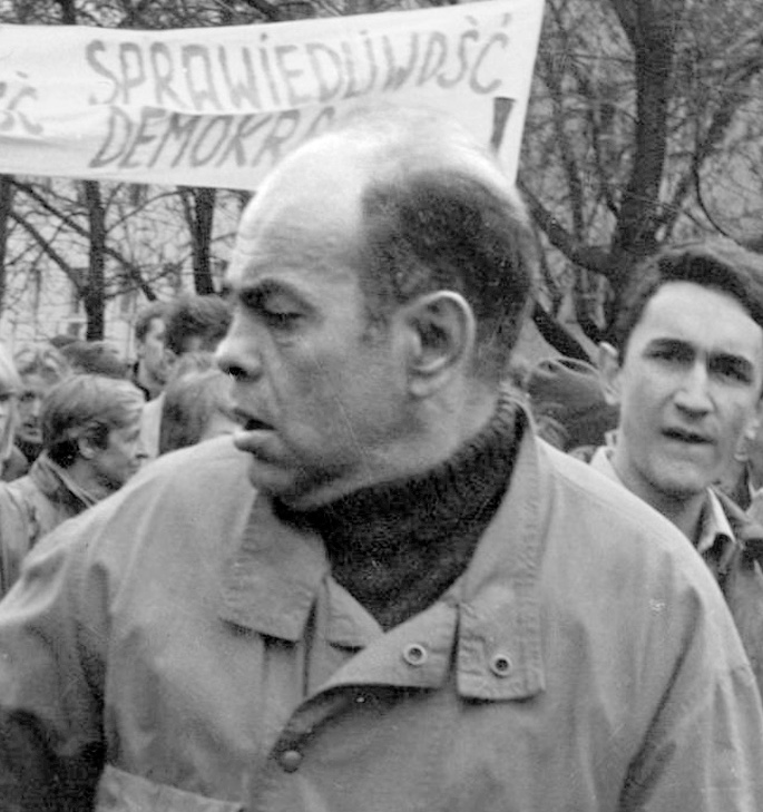 Black - white photograph of the 1989 May 1 demonstration Day with the participation of the opposition and Jacek Kuron[http://fbc.pionier.net.pl/zbiorki/dlibra/docmetadata?id=40&from=pubstats]